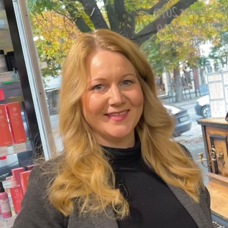 Linda, behandler hos Mozart Frisør